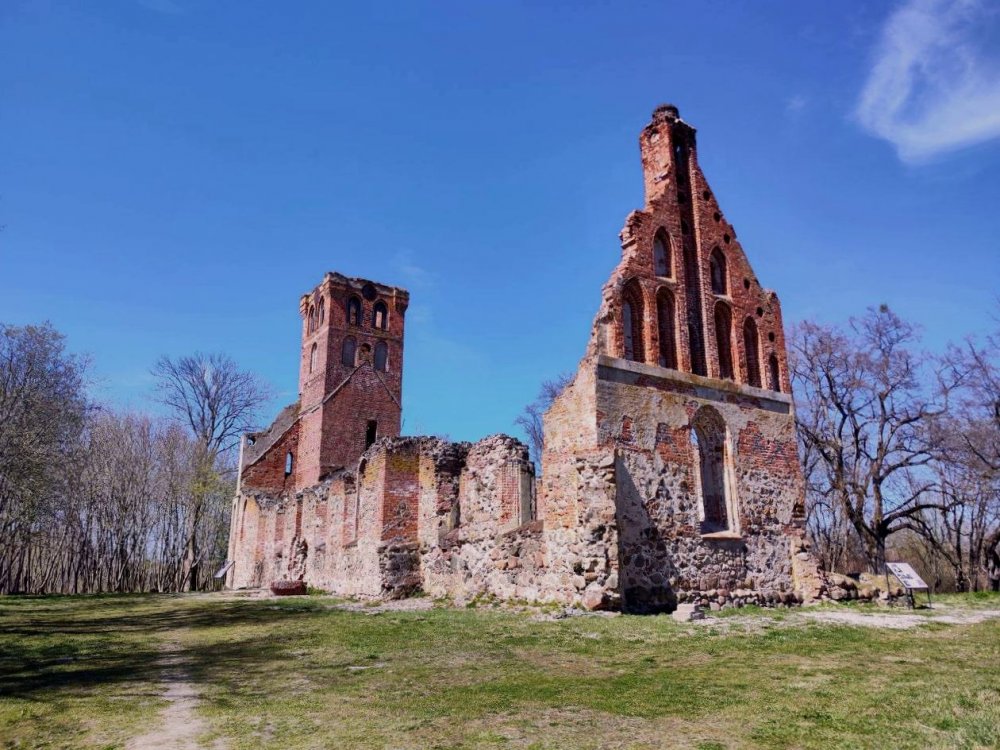 Кирха Святой Барбары в Храброво: древняя фреска XIV века и забытая история